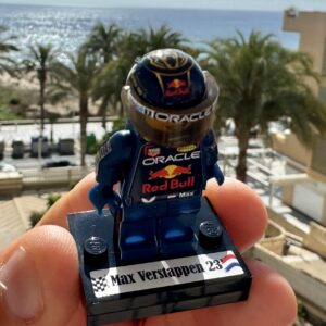 Max Verstappen with helmet blue gold world champion F1 formula 1 F1 grand prix pilota figura driver Super suit and super helmet in minifigure from the Max Verstappen store collection.